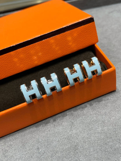 [Luna Brilliance]POP H SKY BLUE STUD EARRINGS