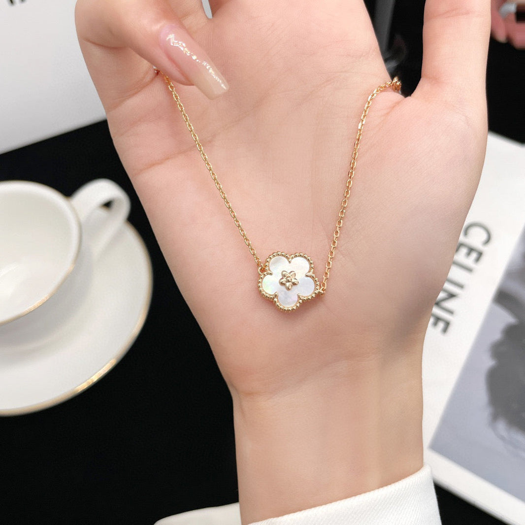 [Luna Brilliance]LUCKY  WHITE MOP  PLUM BLOSSOM NECKLACE